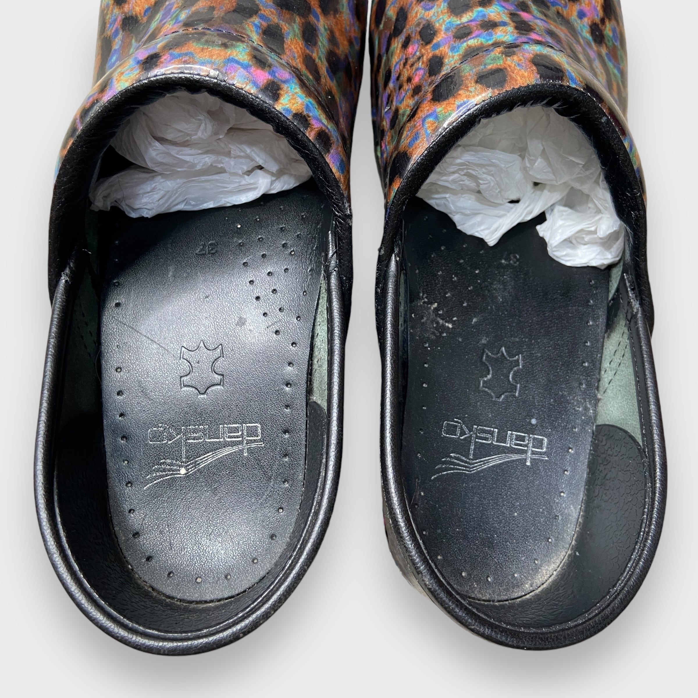 dansko プロフェッショナル パテントレザー クロッグ アニマル柄 dansko プロフェッショナル パテントレザー クロッグ アニマル柄