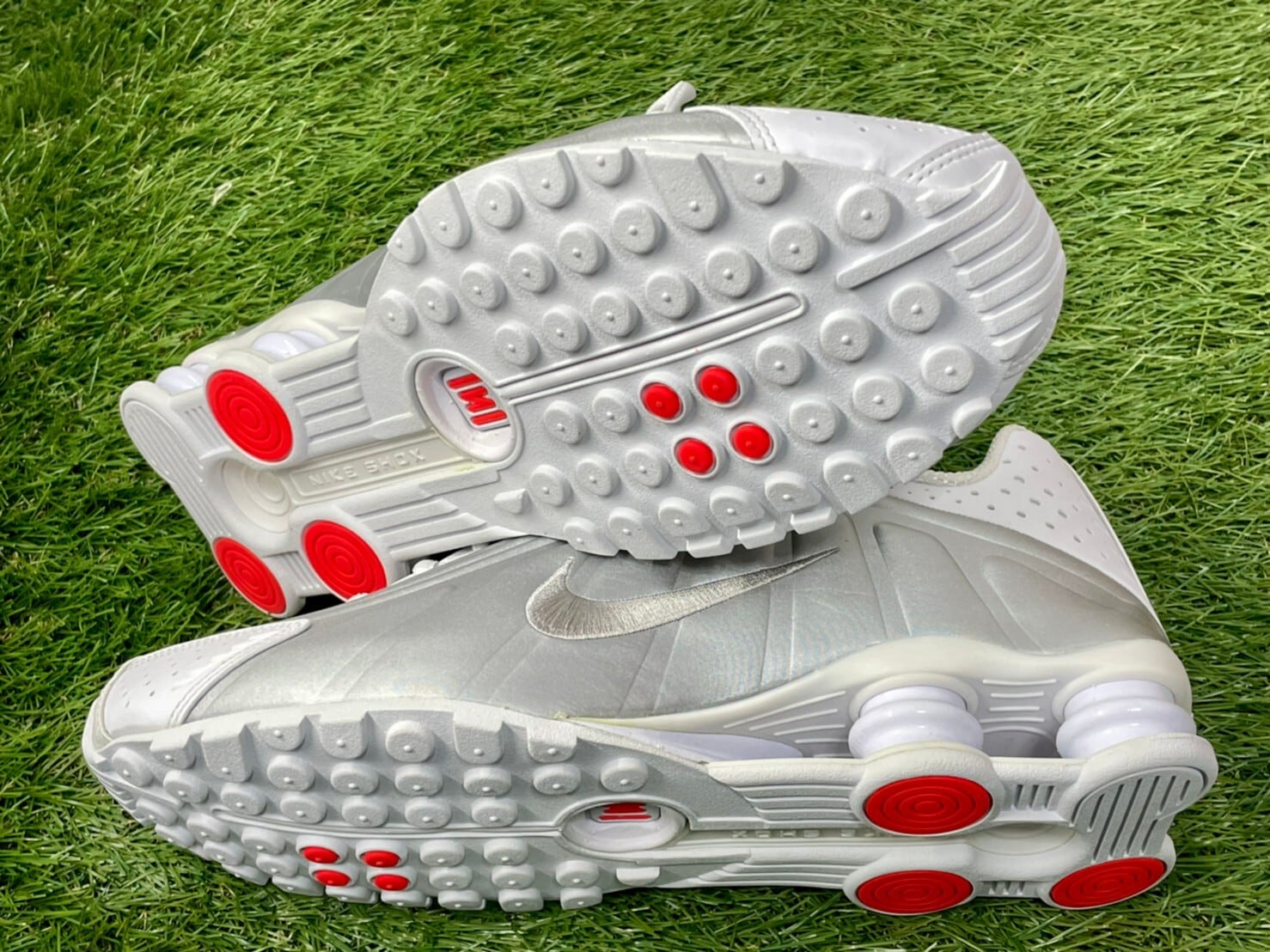 NIKE SHOX R4 WHITE/METALLIC SILVER 104265-131 27.5cm 30KJ0373 