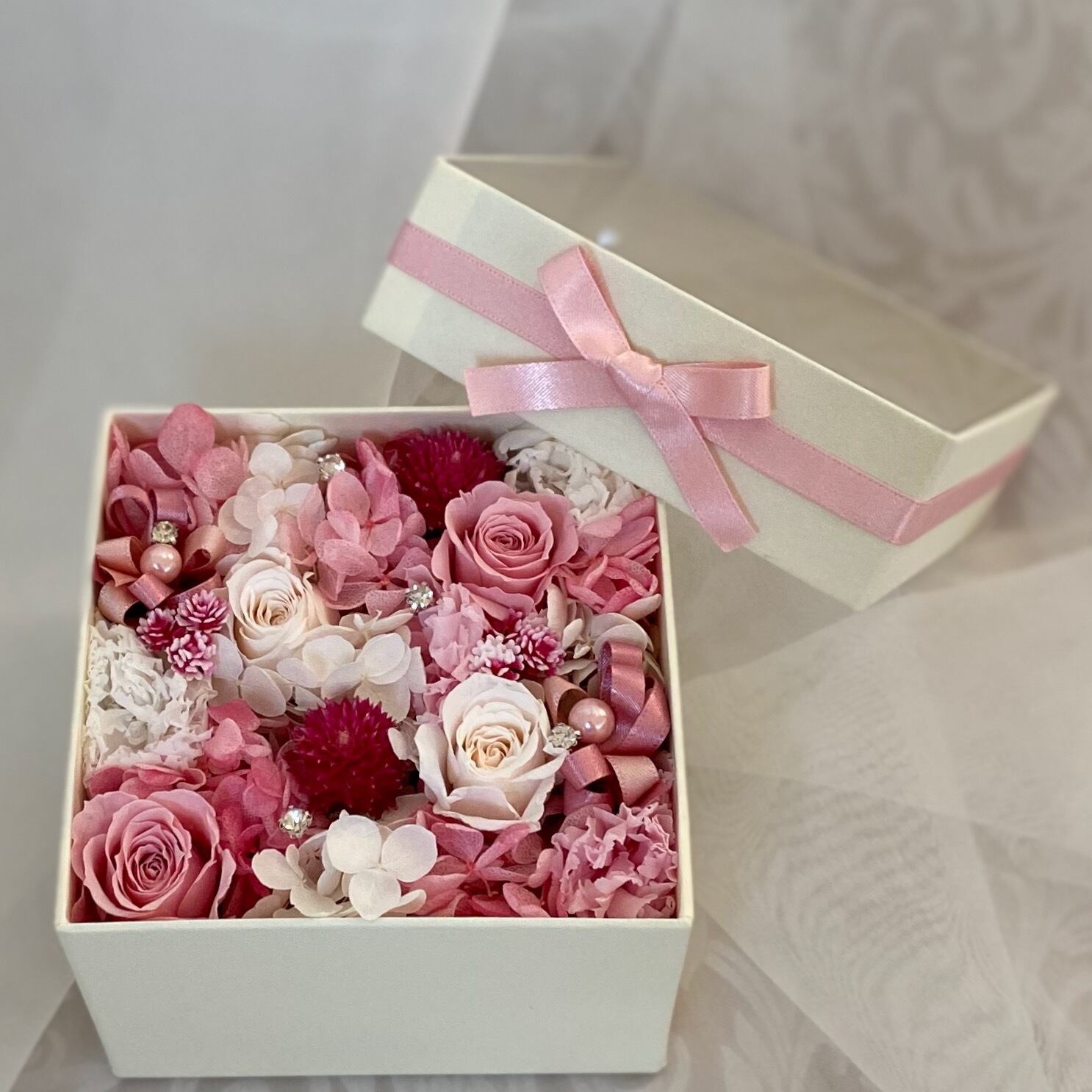 受注商品》白ピンクのプリザーブドフラワーボックス | M's style