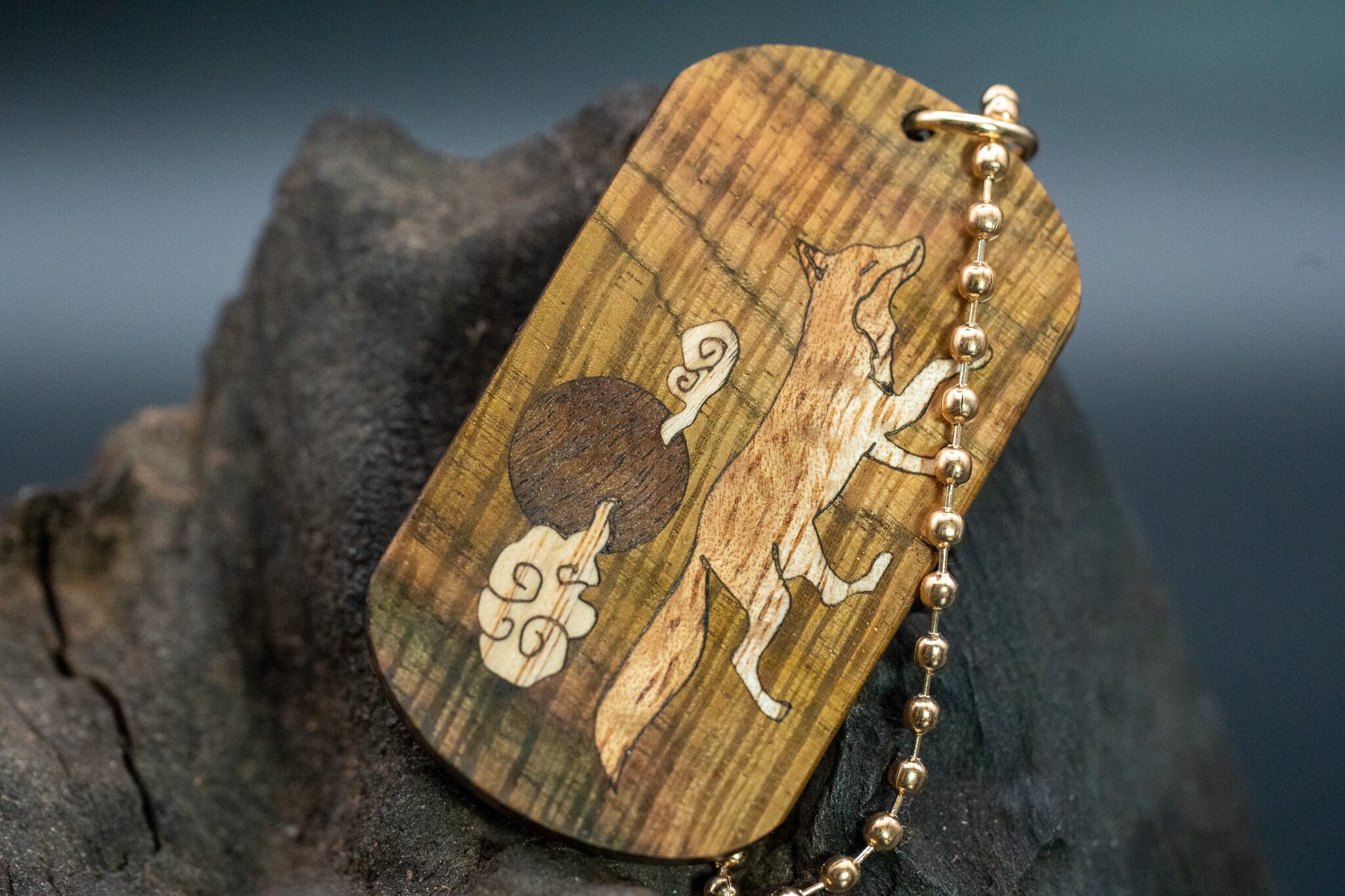 【21世紀最高峰の材】ゴールデンサイアミーズローズウッド マイクロカーリー ドッグタグ 象嵌 十五夜きつね