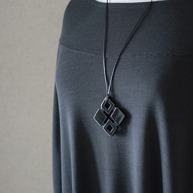 N-261b BH4つの四角ペンダント黒 | Bijoux Kei
