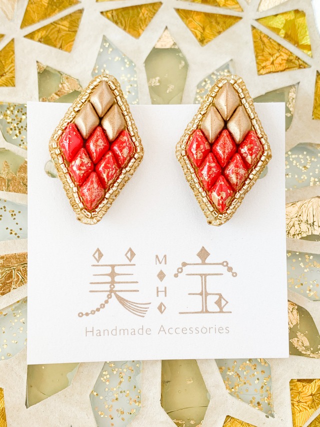 【再販】百貨店ポップアップで大人気  ビーズ刺繍のひし形イヤリング　赤　サージカルステンレス金具