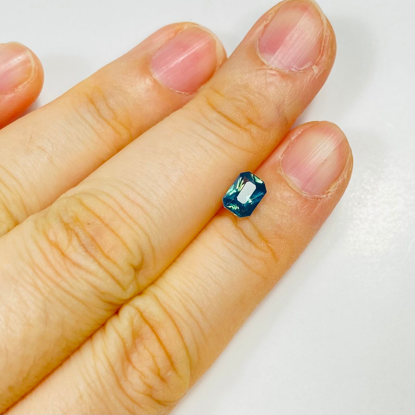 カメレオンなシルキーブルーグリーンサファイア