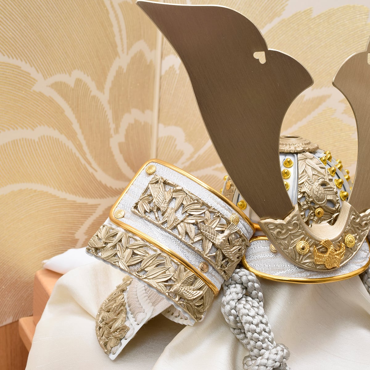 兜飾り【竹雀之兜】シャンパンゴールド｜おしゃれ｜コンパクト｜五月