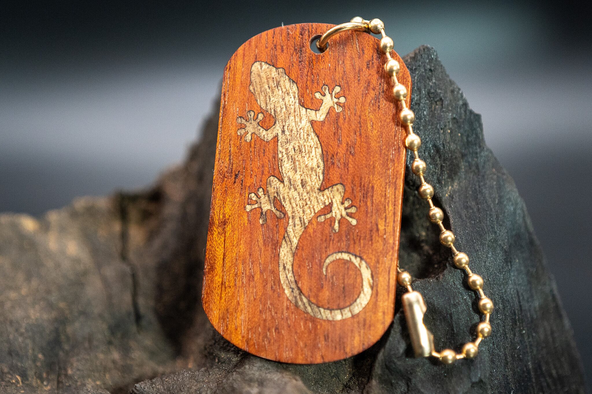 【ブラッドウッド】 サティーネ ドッグタグ 象嵌 木登りトカゲ