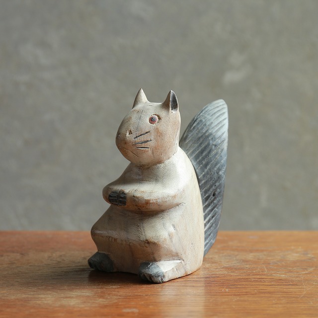 真剣な表情の、シャビーなリス