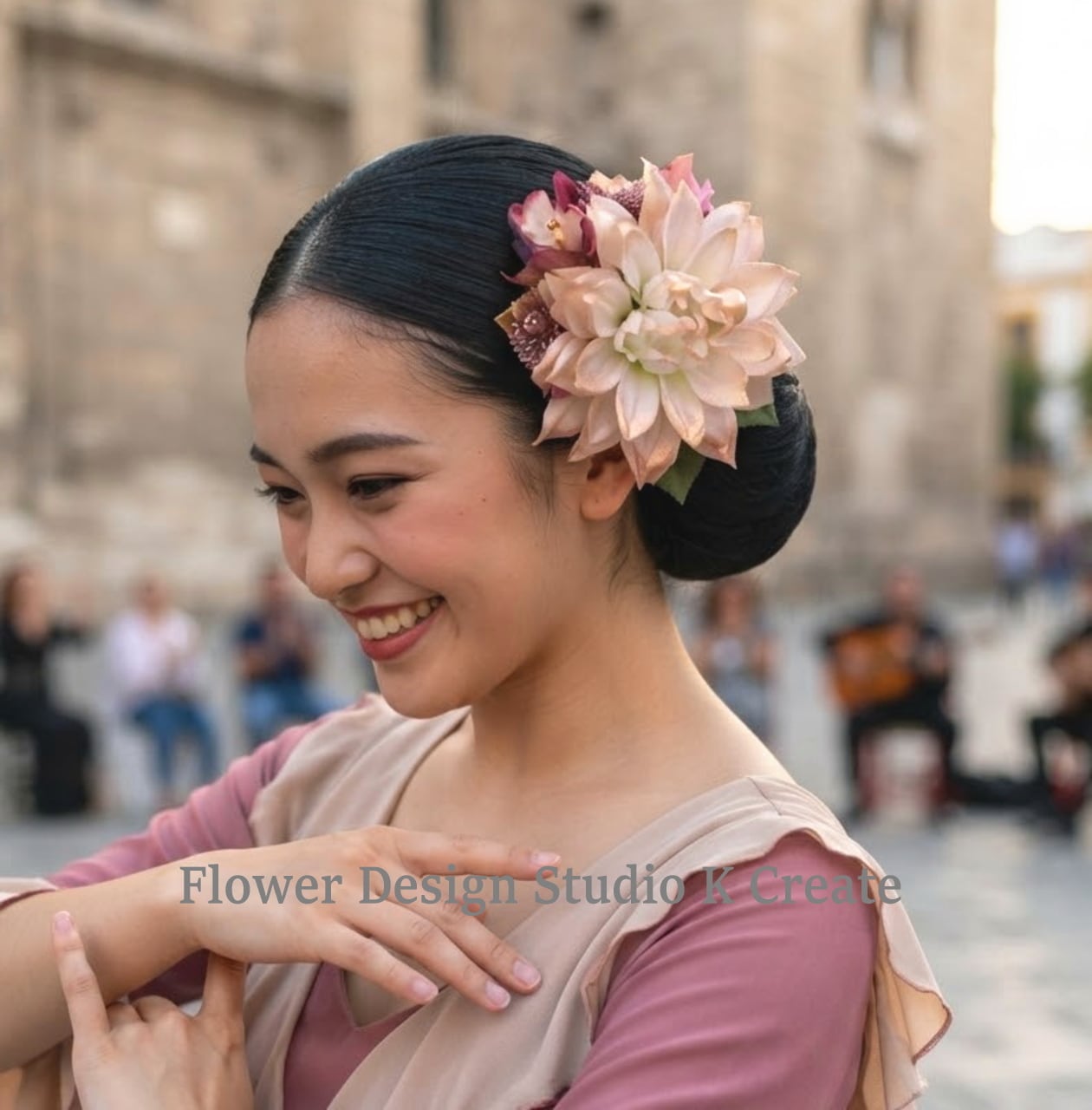 ゴールドベージュのダリア髪飾り|ゴールドラメが輝くヘアクリップ|成人式・卒業式・ショートヘア対応|フラメンコ舞台・和装洋装ヘッドドレス