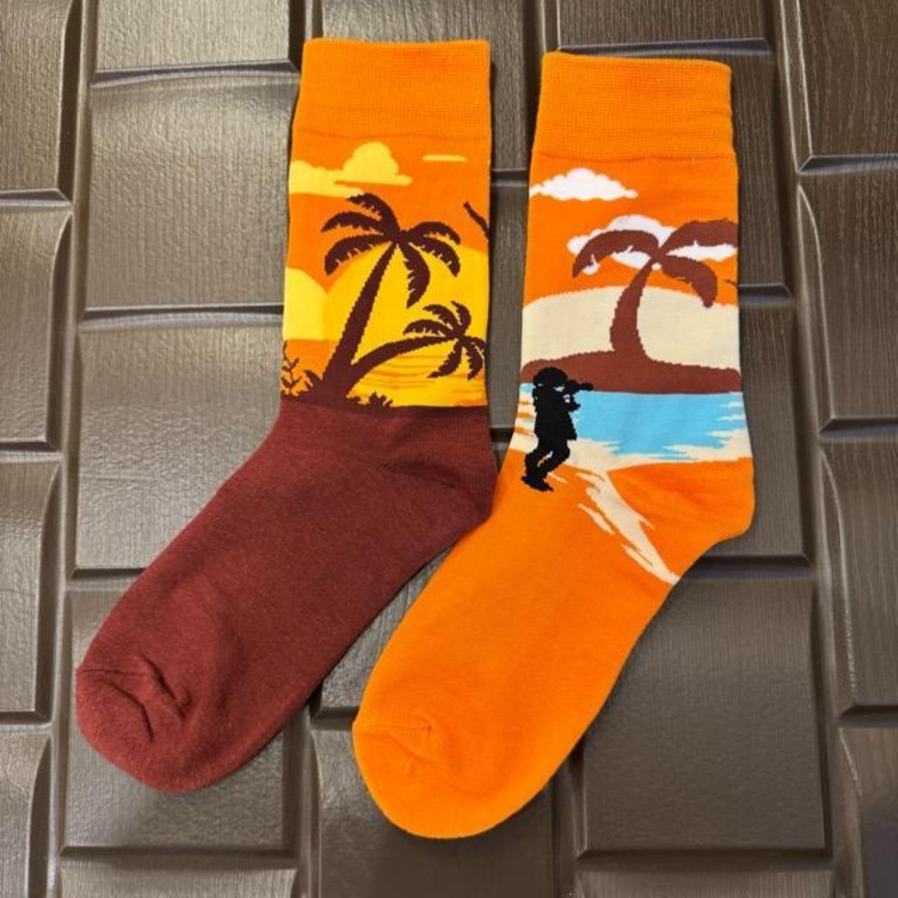 TOPANGA SOCKS Lady's　アシンメトリーソックス　夕日と砂浜　海　サンセット　ヤシの木　スニーカー　足元ファッション　靴下　ユニーク　プチギフト　