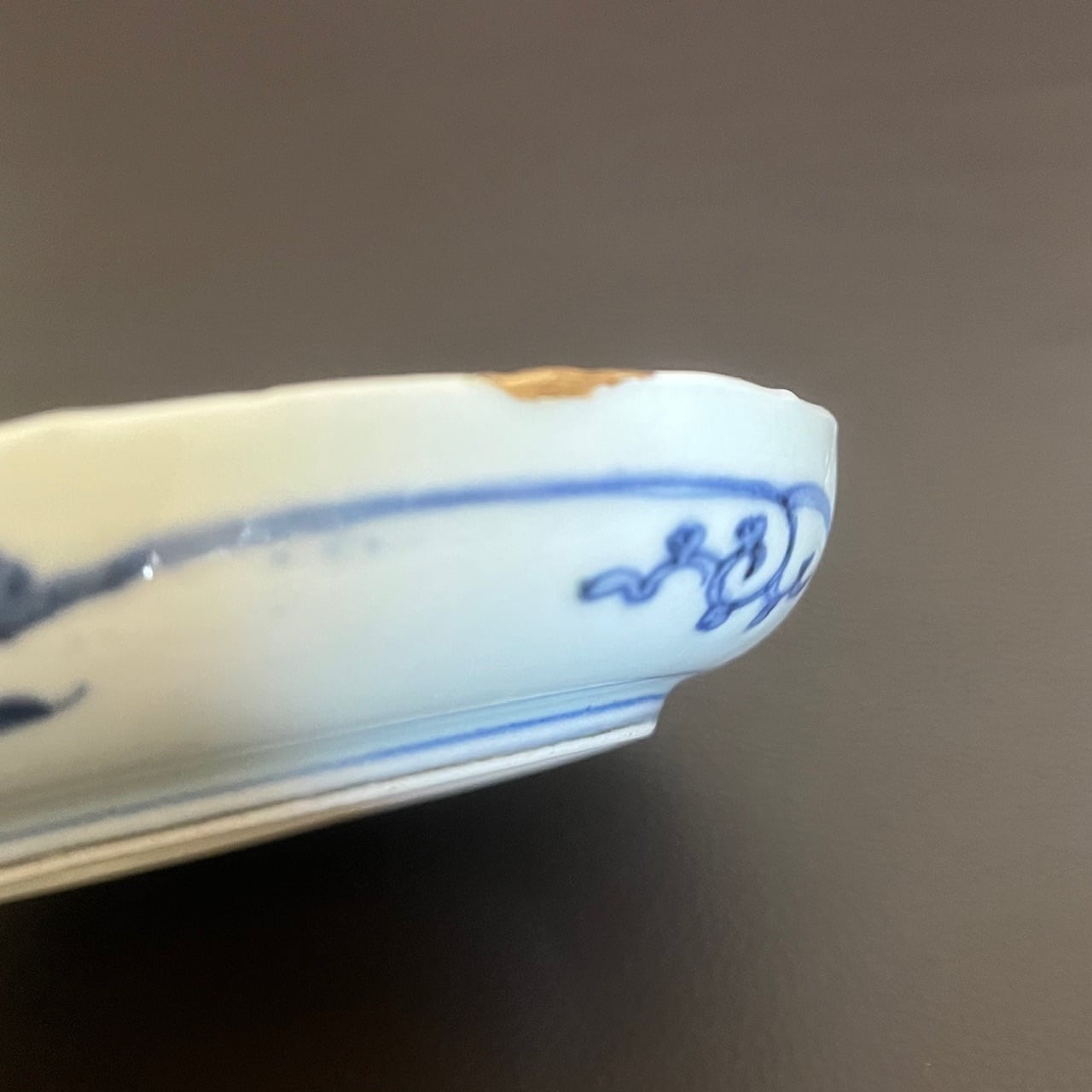 金継有]古伊万里染付蛸唐草紋様5寸皿 | 古美術 希 のぞみ 美術