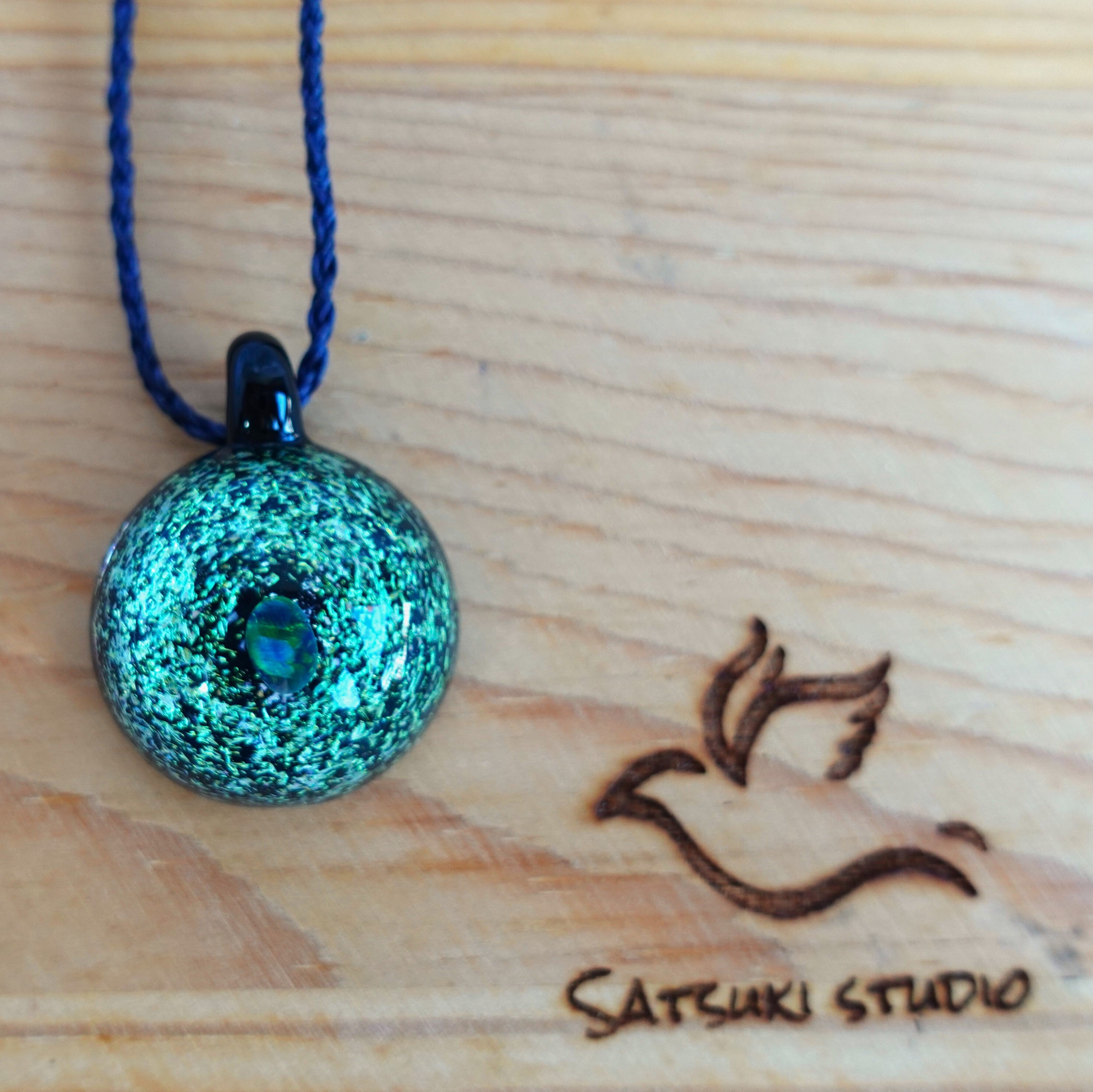 キラキラ ～宇宙のようなガラスの煌めき～ オパール入りペンダント