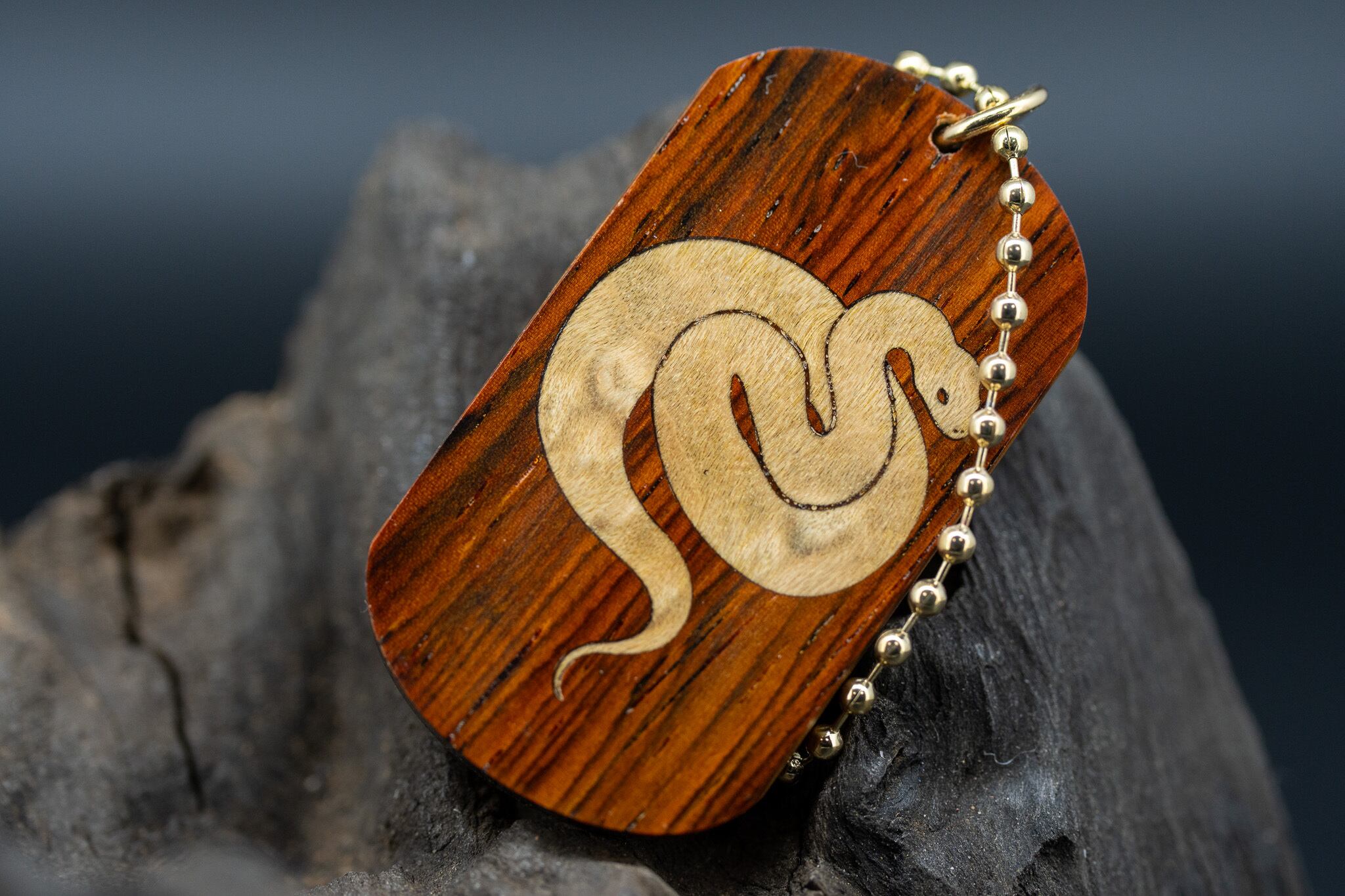 【 エスニックなローズウッド 】 ココボロ ドッグタグ 象嵌 干支タグ 乙巳