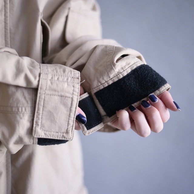 bi-color switching color design over silhouette mountain parka（with fleece vest）