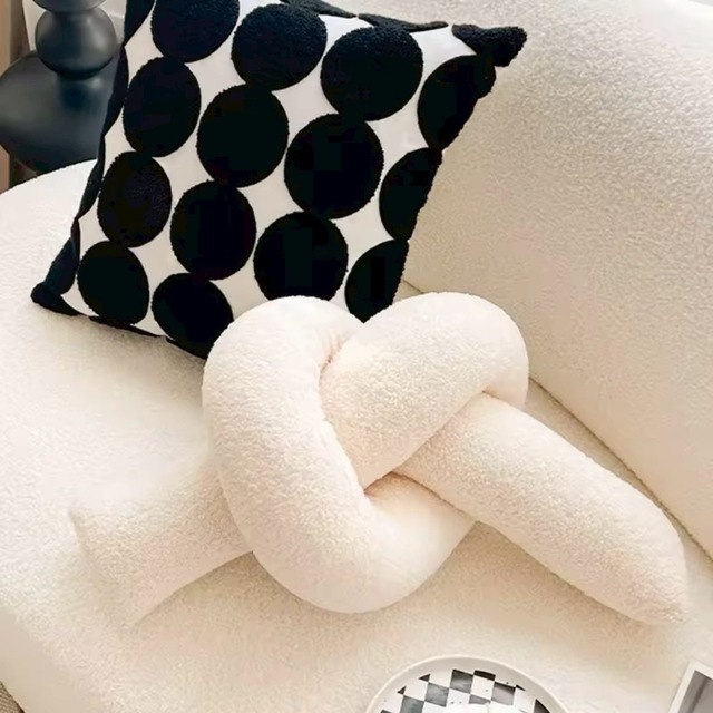 ホワイトベージュのクッション｜上品ガーリーなお部屋に