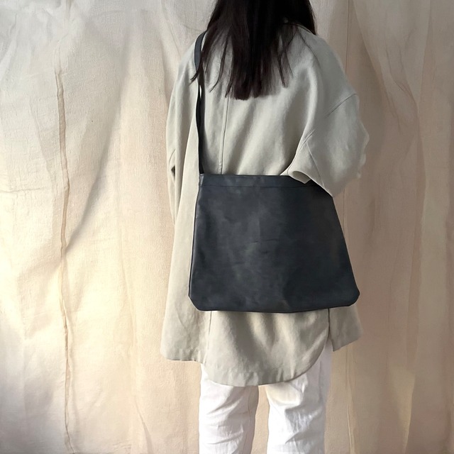 flat one shoulder bag