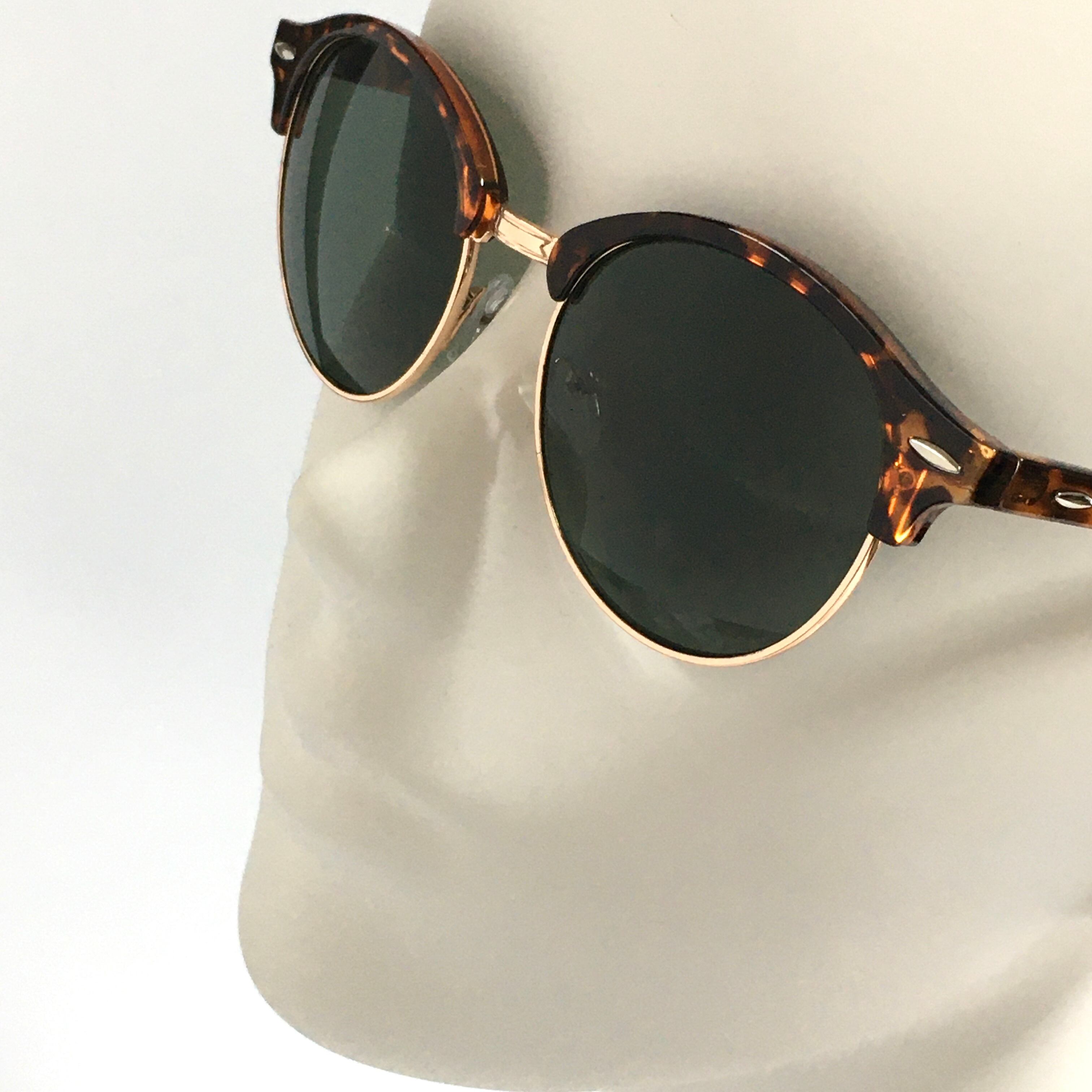 今期のトレンド！グリーンレンズのサーモントサングラス♪おしゃれ上級