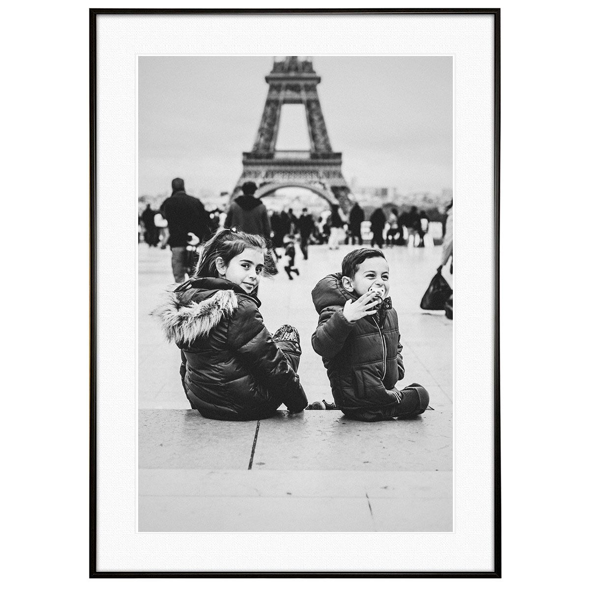 人物の写真 子供 エッフェル塔の前座る男の子と女の子インテリア