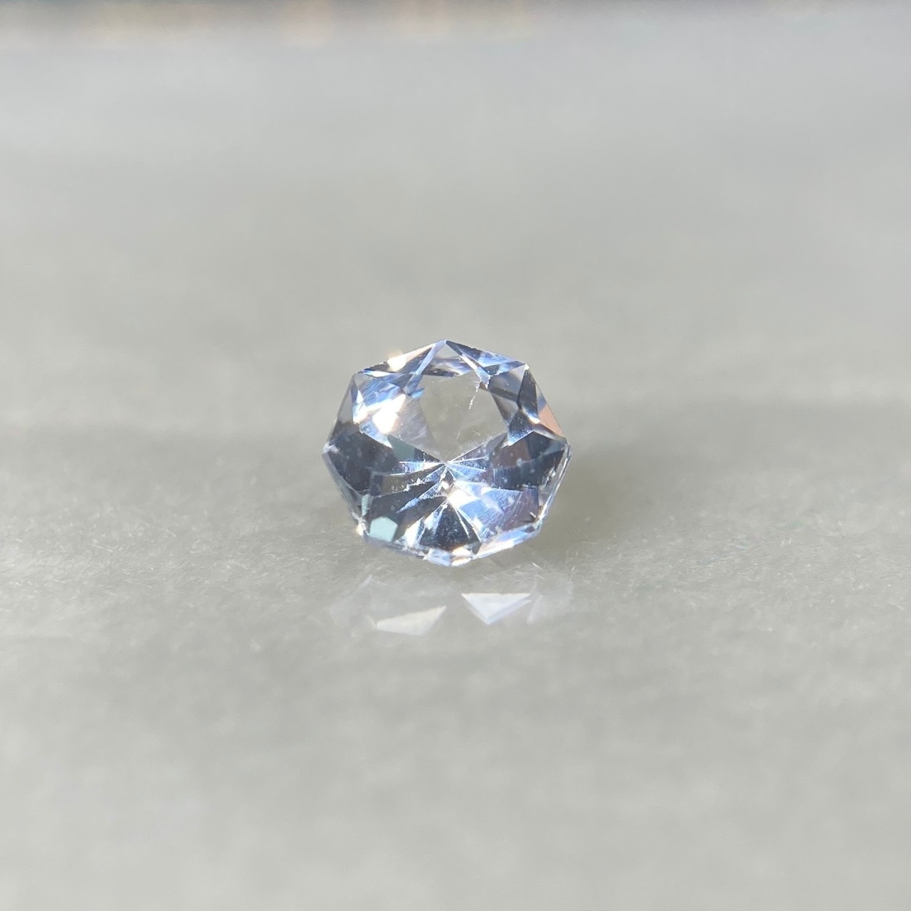 お花みたいなスピネル  約4.3mm*2.8mmmm r-0395