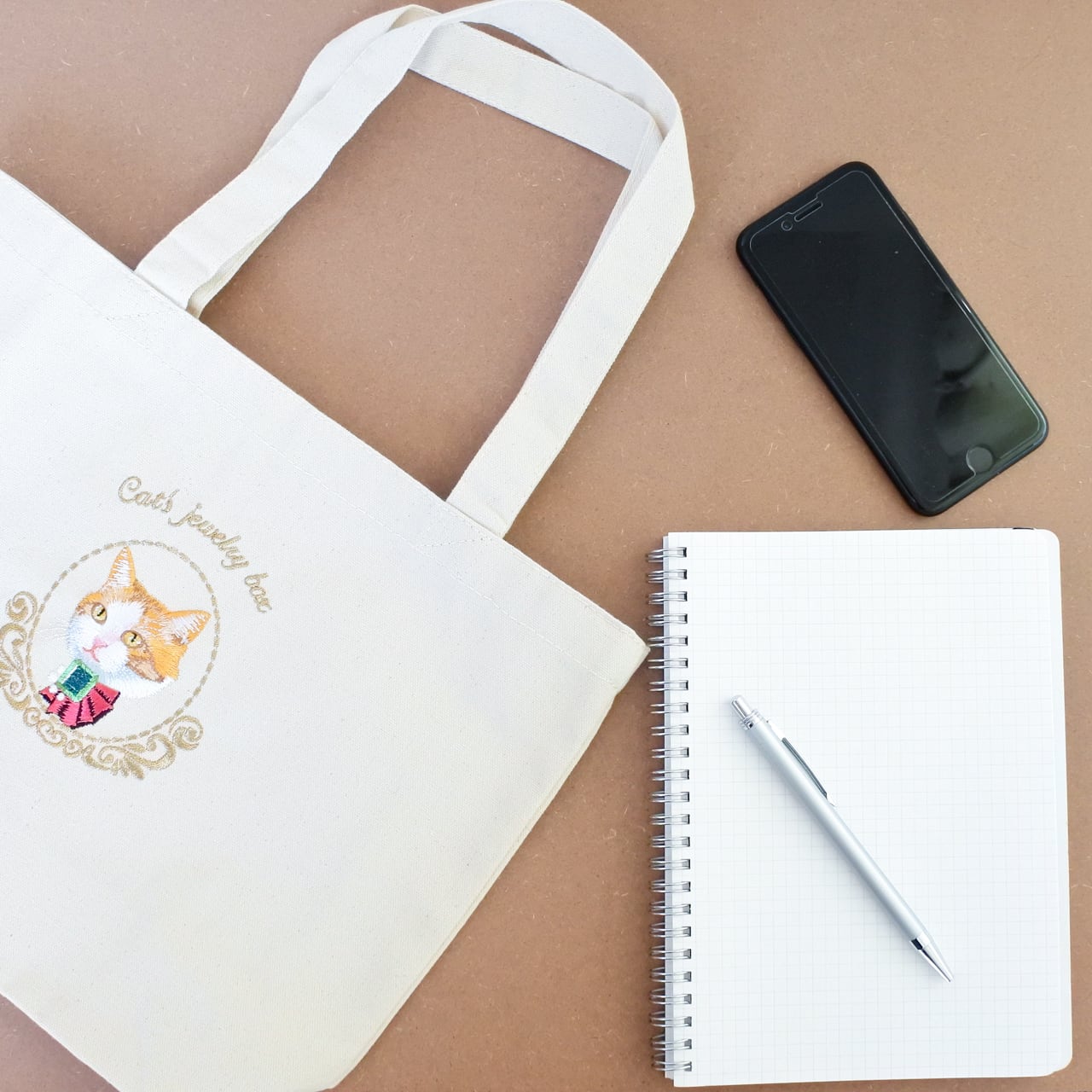 茶白猫とエメラルドの刺繍入りトートバッグ | コイトネコ