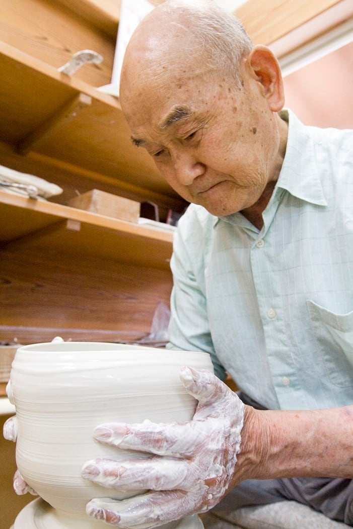 井上萬二作】白磁緑釉椿彫文蓋付湯呑（大） | 井上萬二窯 INOUE MANJI KILN