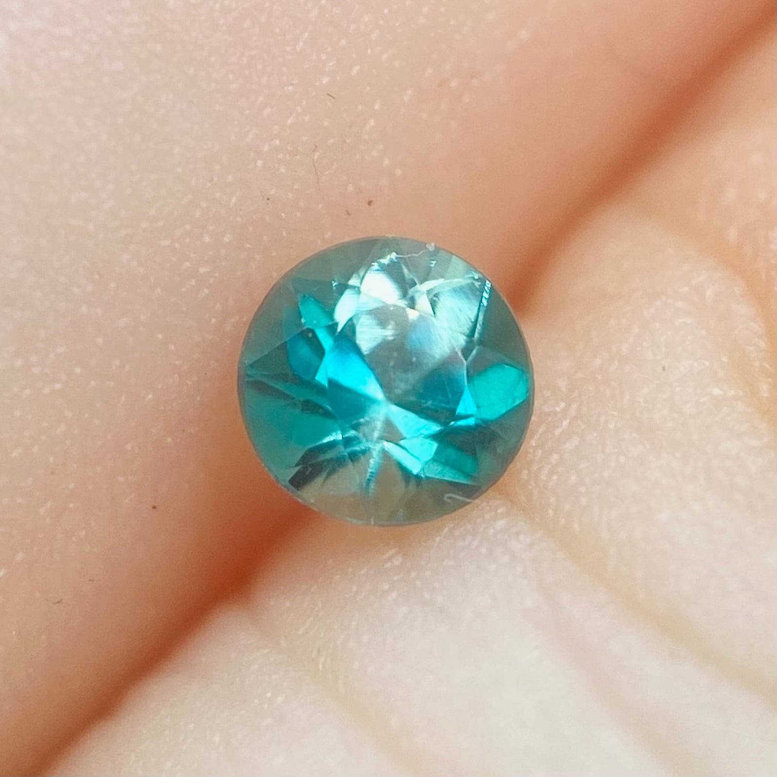 濃く鮮やかな希少カラー グランディディエライト