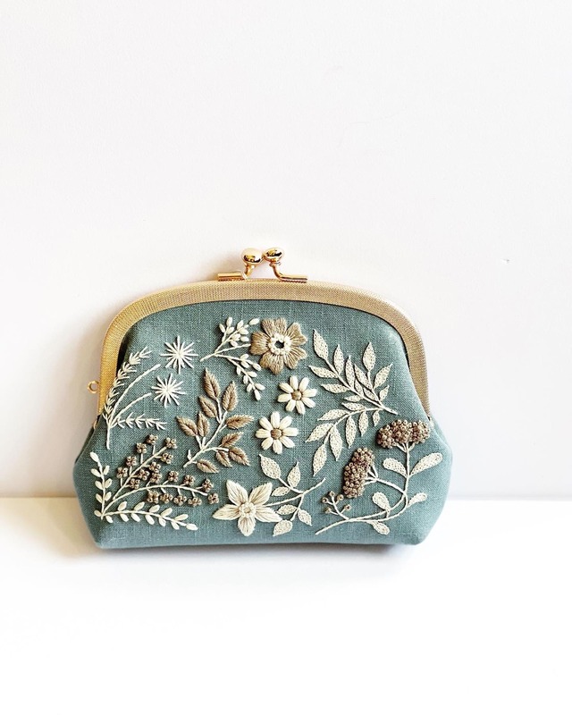 Awj Handmade 刺繍がま口 水色 Teshigotoya ねむの木の豆 Awj Handmade 刺繍がま口 水色 Teshigotoya ねむの木の豆