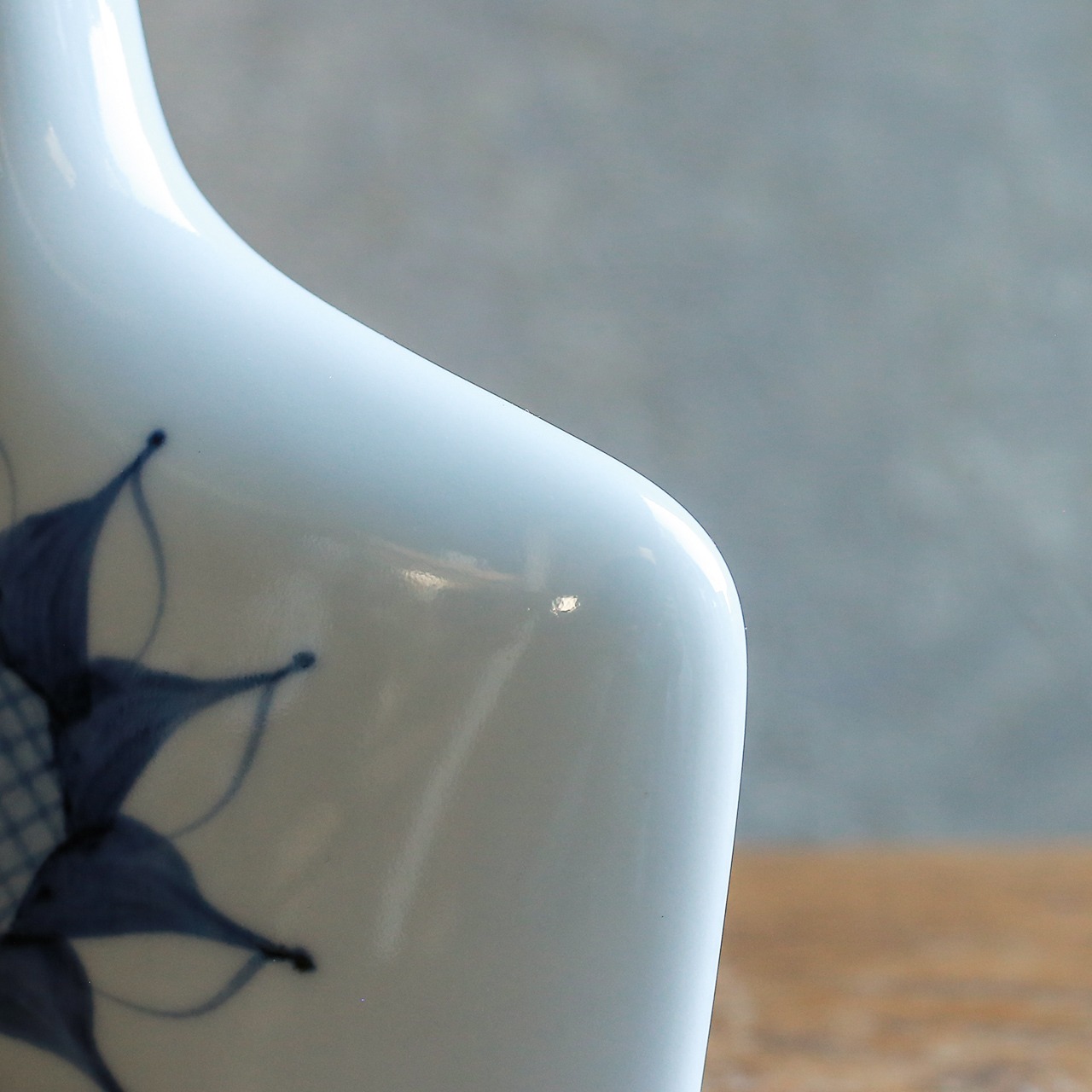 手描きの模様が美しい、陶器のボトル 4