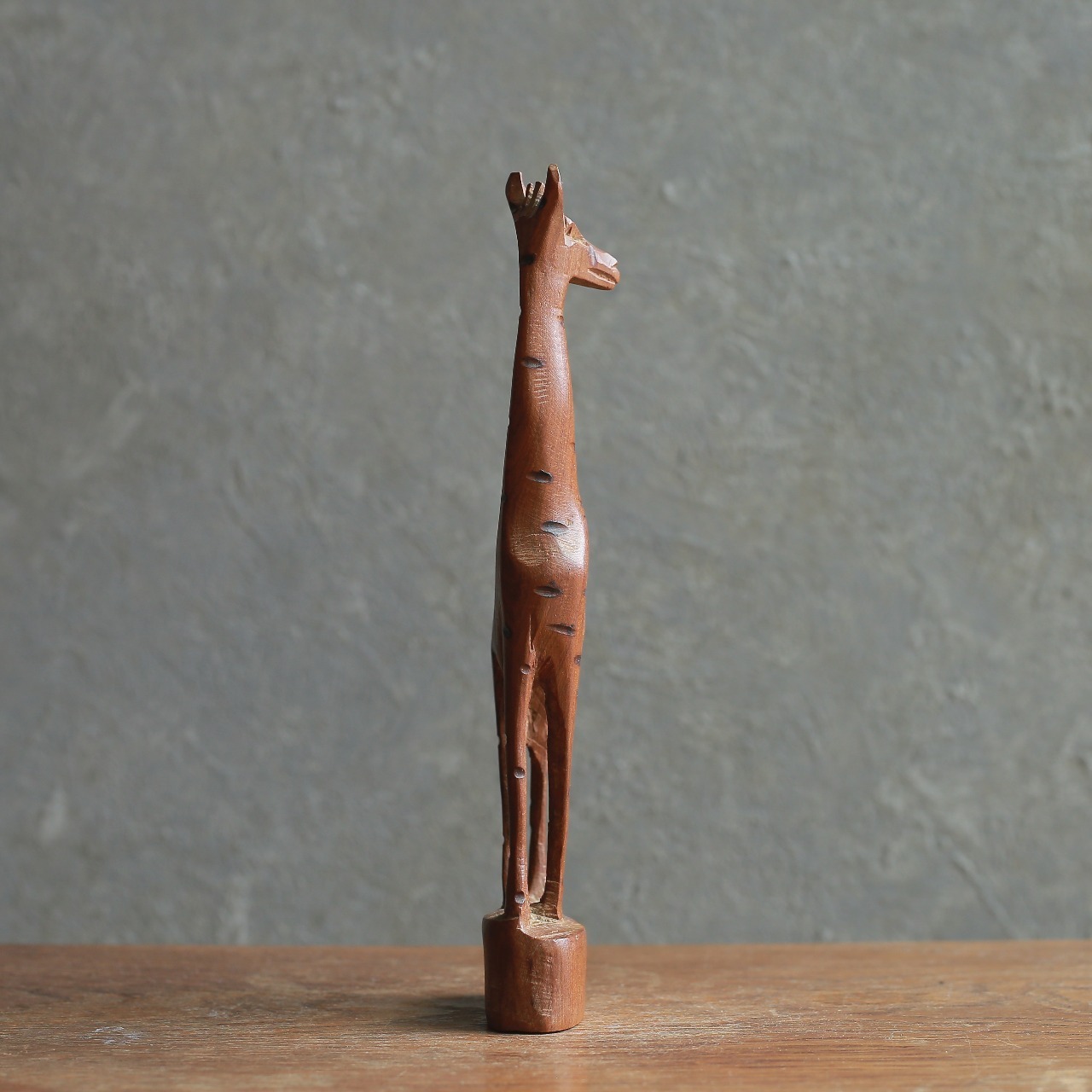 ケニヤからやってきた、木彫りのキリン