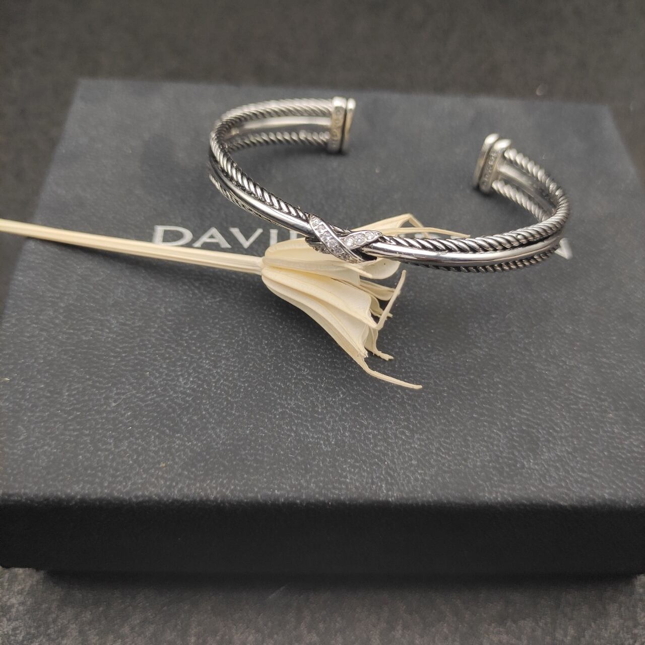 David Yurman 三つのねじり線が交差したダイヤモンド付き