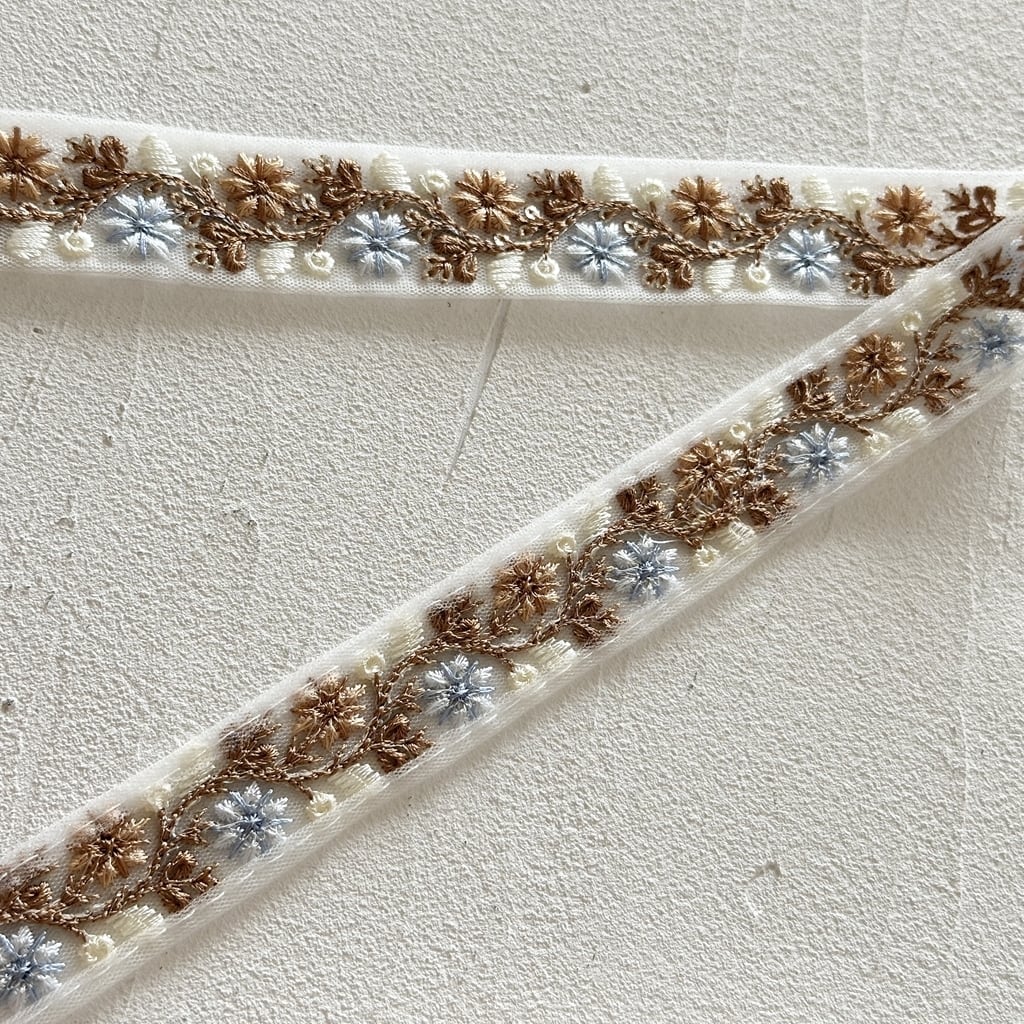サックスホワイト]インド刺繍リボン 3672 | インド刺繍リボン専門店