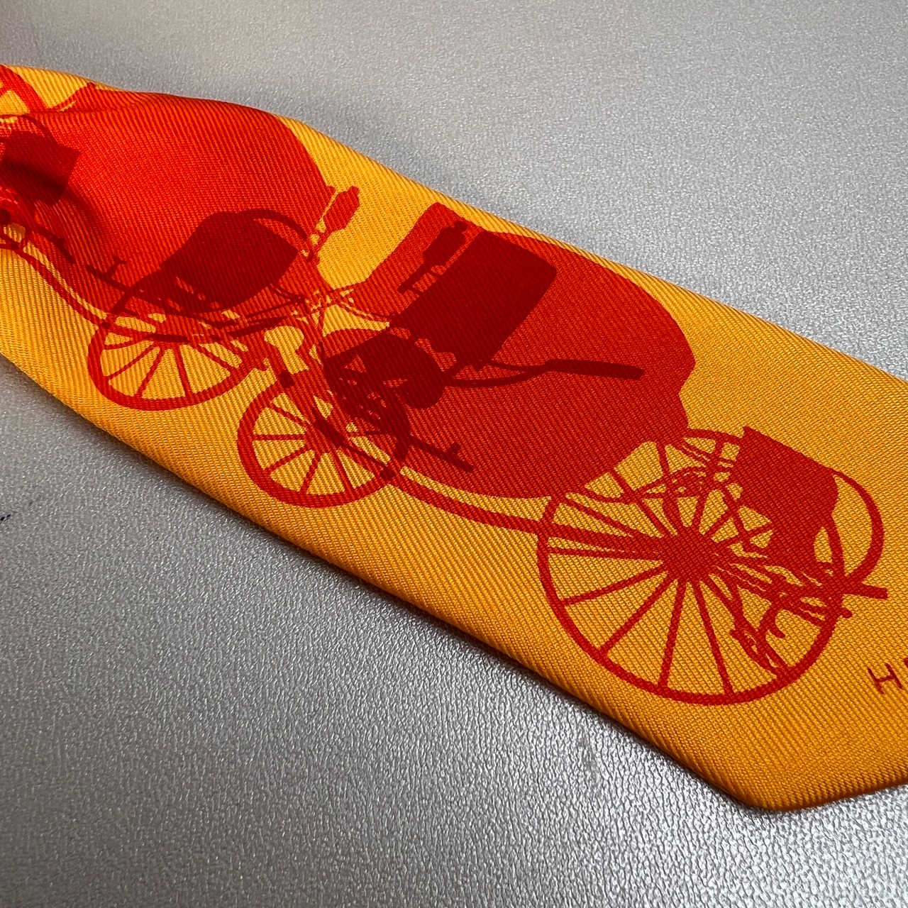 【最終処分SALE】HERMES エルメス  タグ付き 馬車 シルク ツイリー オレンジ A-11506