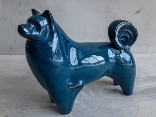 青い陶器の犬