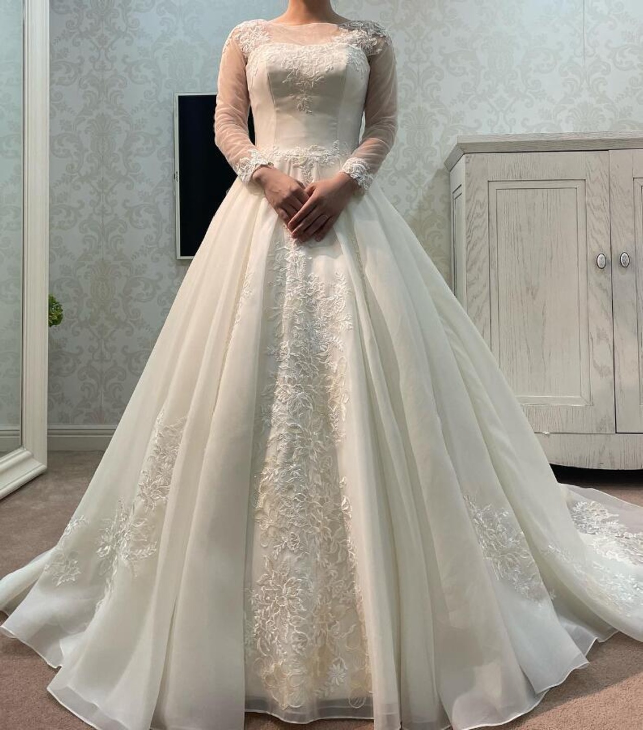 豪華！ウエディングドレス 上品花レース ふっくら柔らかなバックリボン  