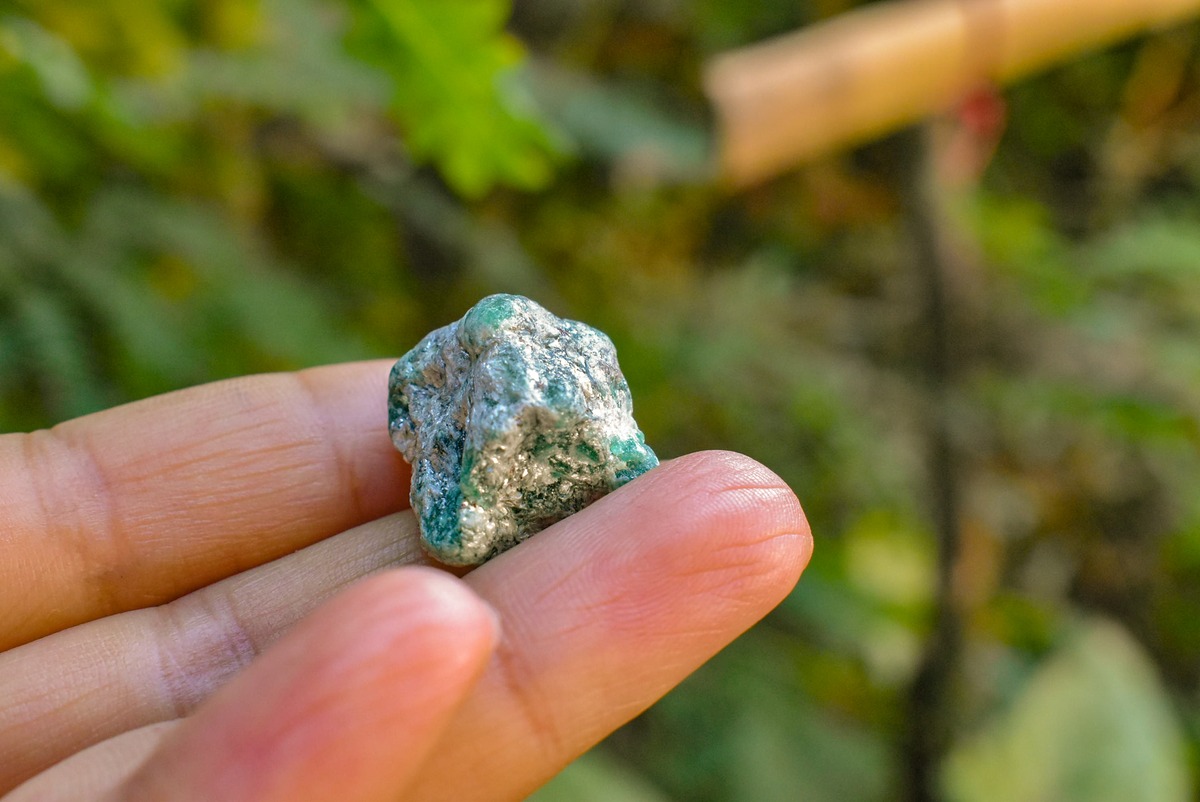 大量 エメラルド原石 163グラム 天然宝石 厳つく 
