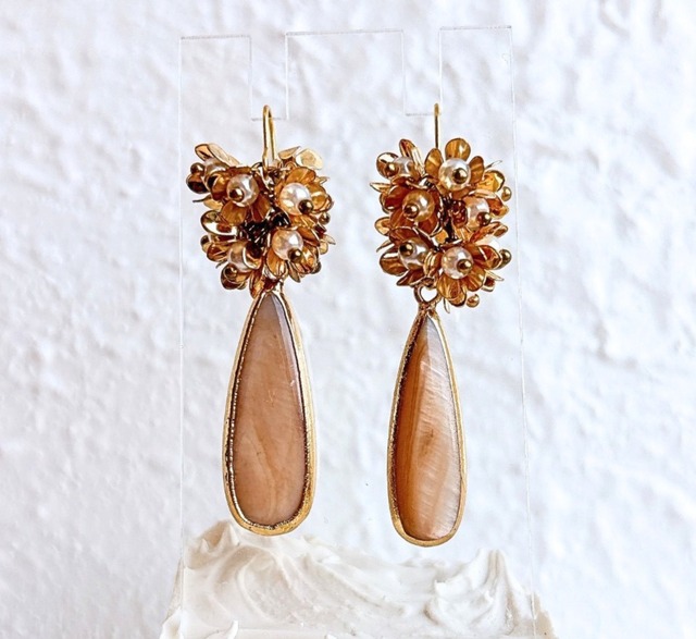 小花とナチュラルベージュシェルのフックピアス［MHN-340］