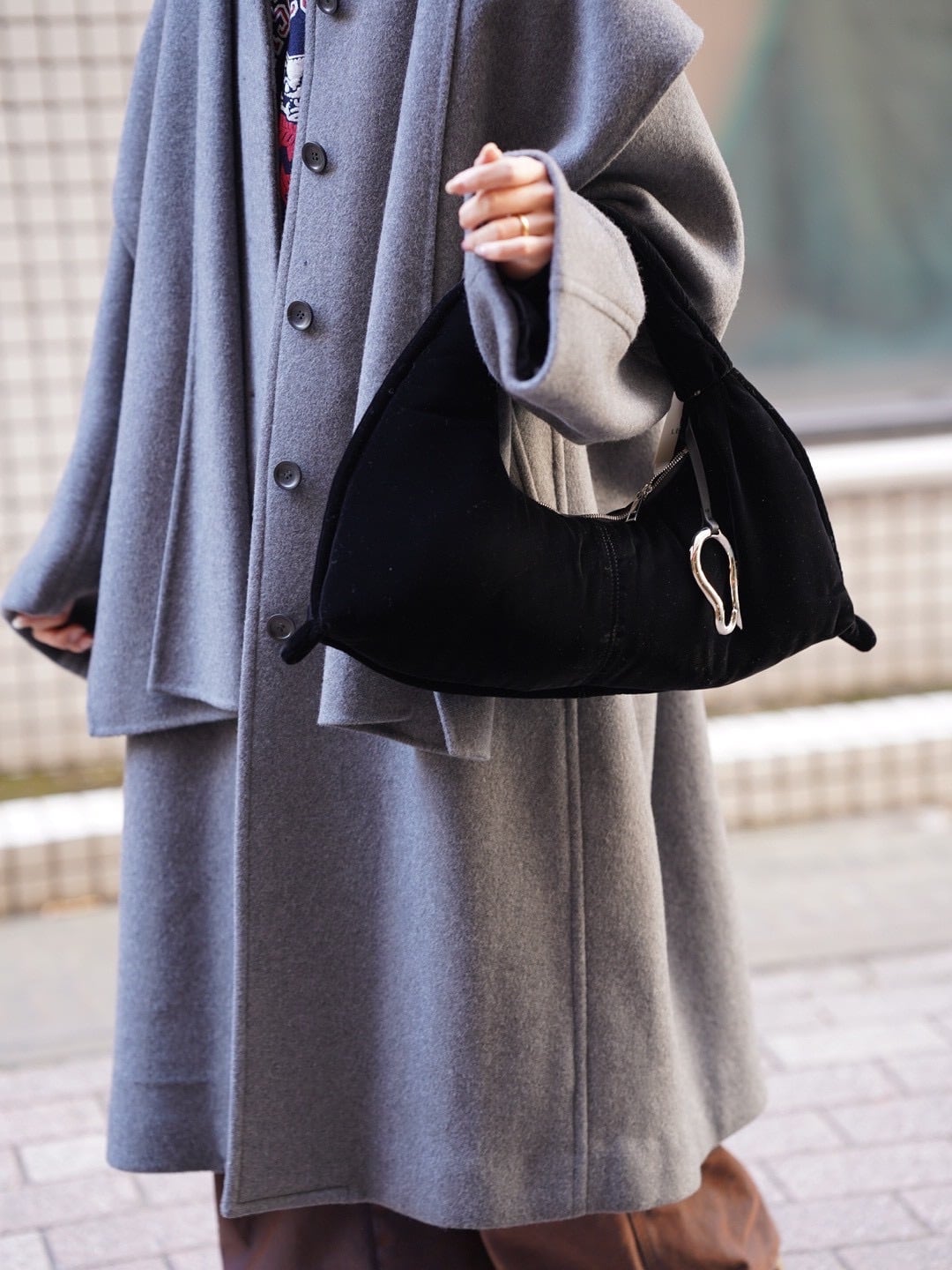 LE VERNIS (ル・ベルニ)"Poire Velvet Bag"