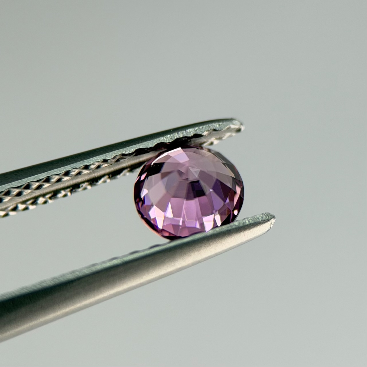 マラヤガーネット 4.5x4.5x3.1mm, 0.48ct, マダガスカル産