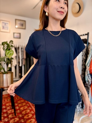 ペプラムトップス