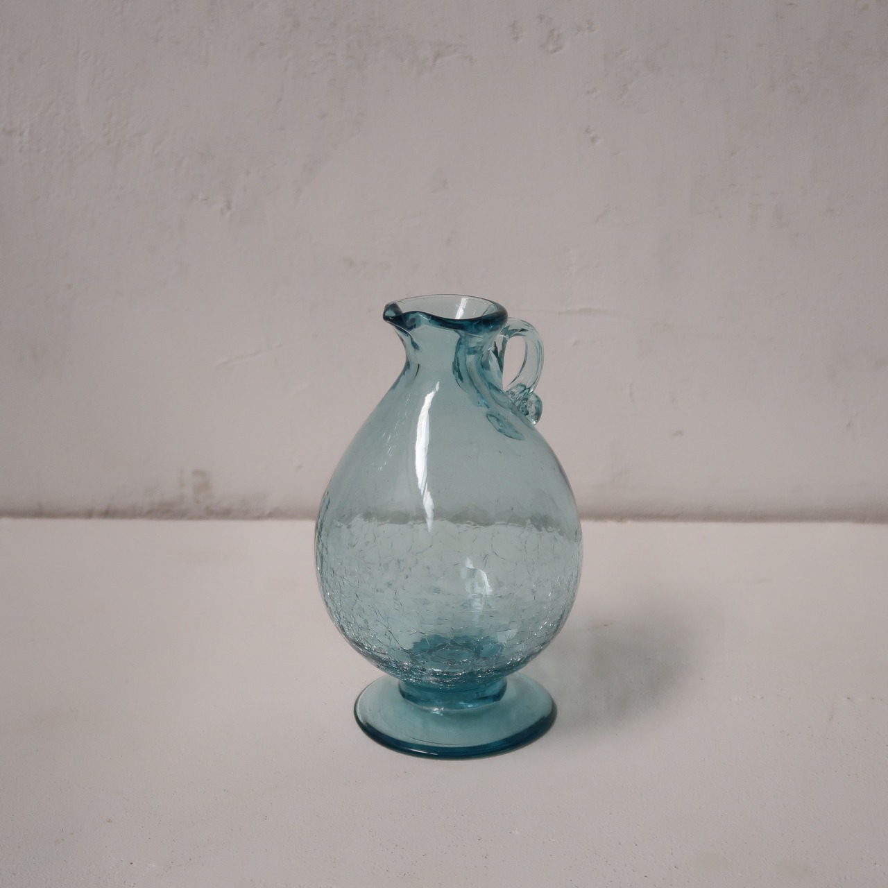 クラックの入った水色の水差し