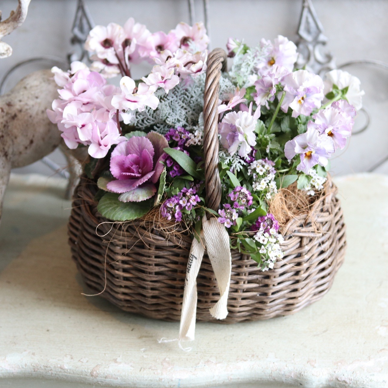 冬から春に楽しむ寄せ植え　ピンクの八重咲きシクラメンとビオラの春色のバスケットの寄せ植え　お正月にオススメ　届いてすぐ玄関に飾れる 　プレゼントにもオススメ　