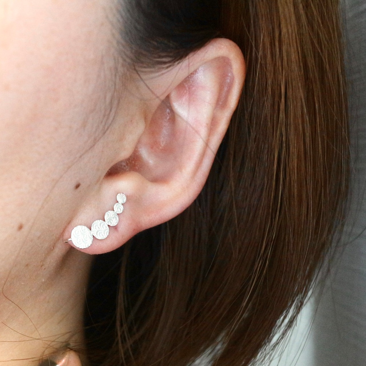 青海波模様のホワイトシルバーイヤーカフ