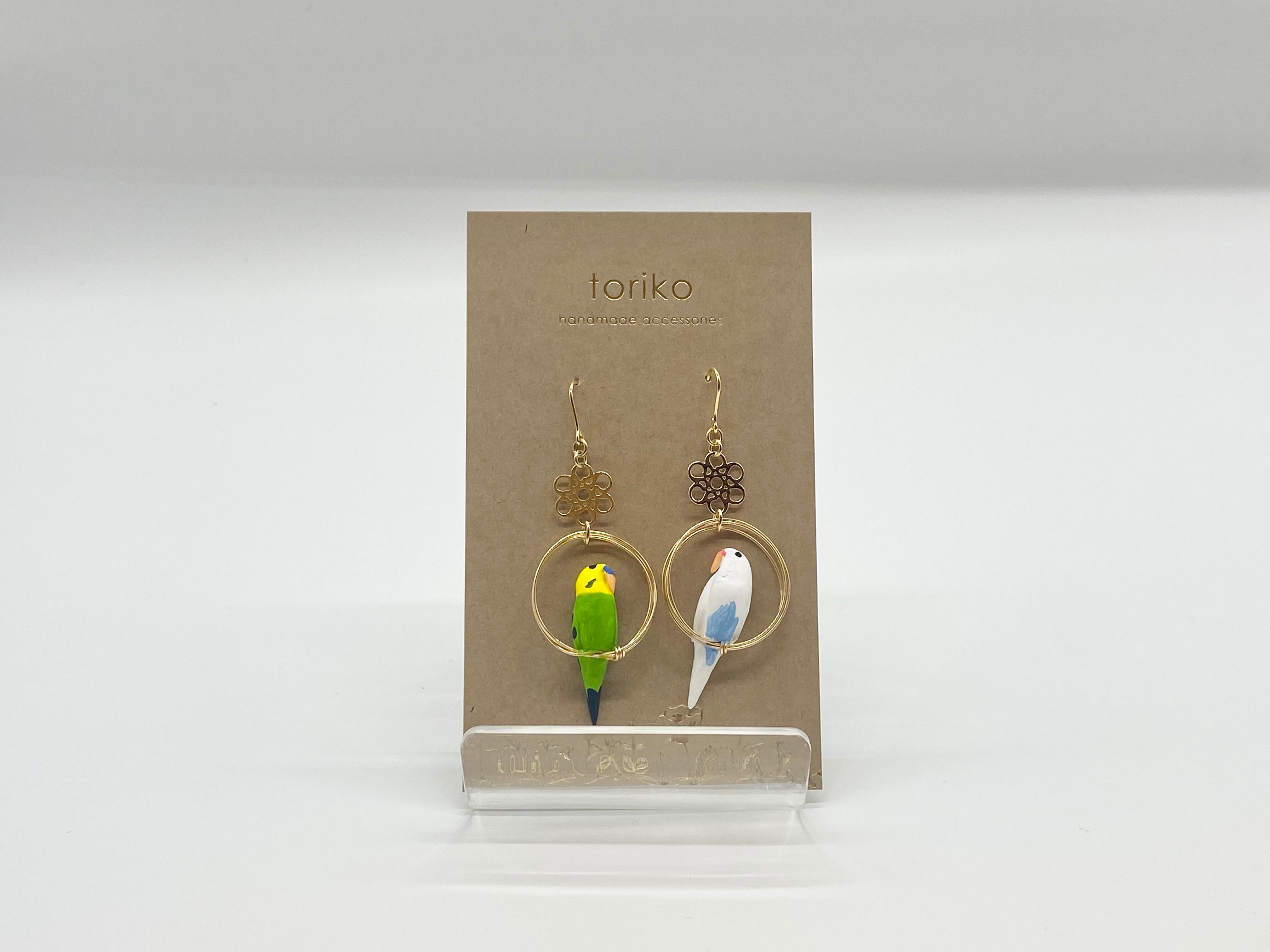 セキセイインコ(白×緑)花パーツ付ピアス・イヤリング
