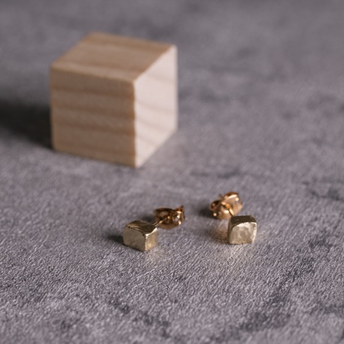 小ぶりなピアス｜cube 〈無垢真鍮〉