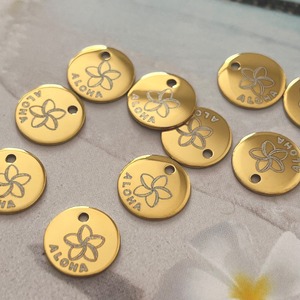 ステンレス製ミラーゴールドラウンドアロハプルメリアチャーム/ハワイアン/ALOHA