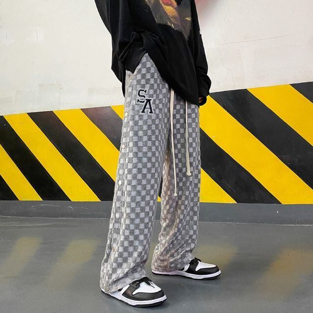 【予約販売】ワイドパンツ ボトムス スエット メンズ チェック ストリート ルーズストレート 刺繍 グレー ブラック カジュアル こなれ感 お洒落 韓国 トレンド 秋 冬 M/L/XL/2XL