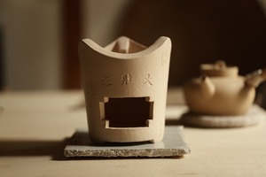 漳州窯涼炉「三峰炉/大壯炉/銀炉」（風門：亞字形・底径8.5㎝×高さ11.8㎝）・漳州馬坪白土（許英森）