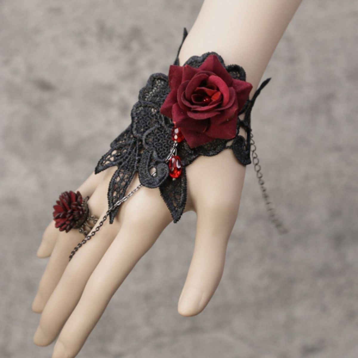 深紅の薔薇ゴシックハンドチェーンブレスレット | Maiden's Rêve