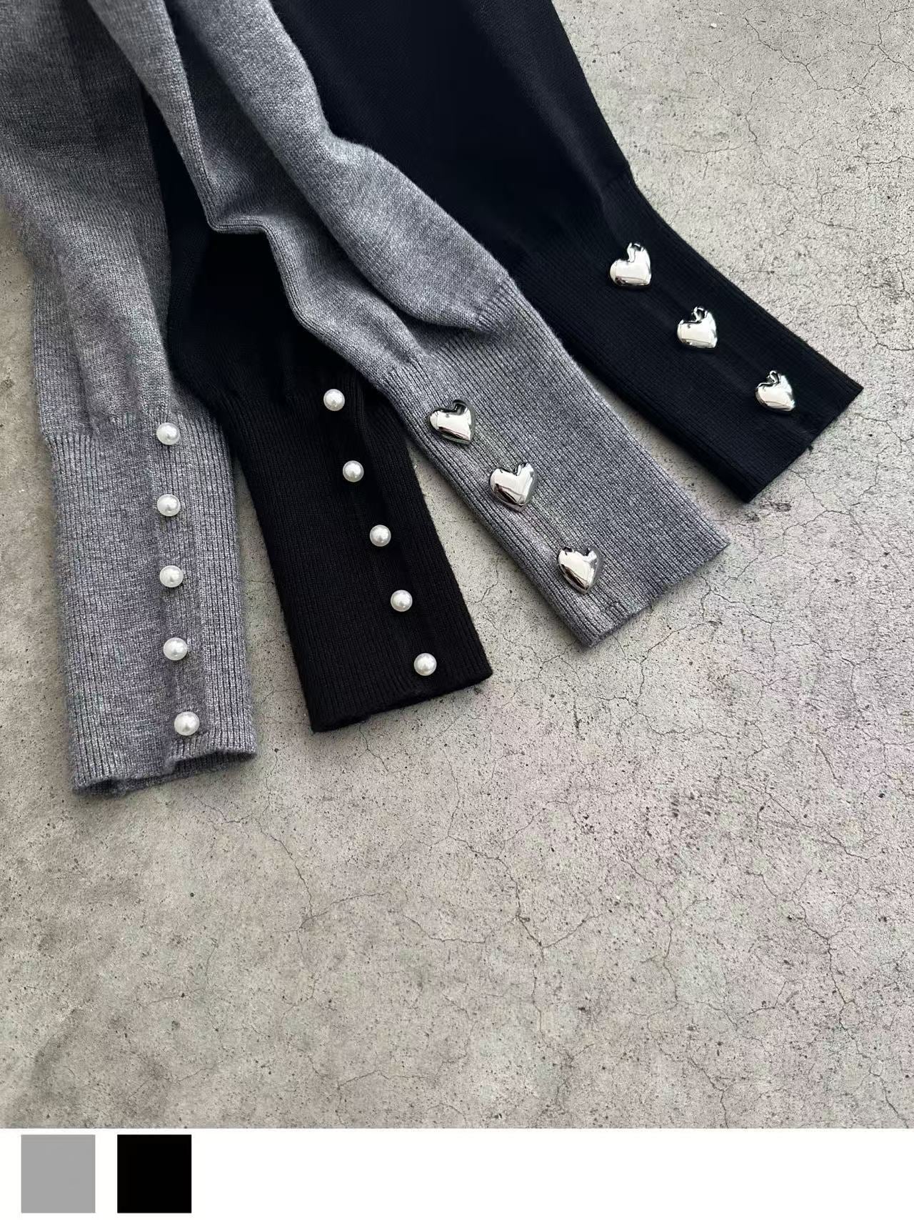 スリーブハートボタンハイネックニット