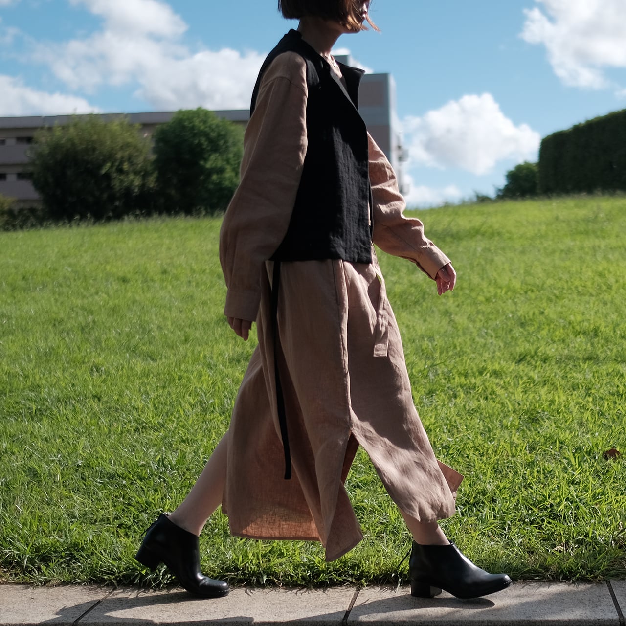 high-waisted gilet／herringbone linen 〈black〉 | SALUÉ