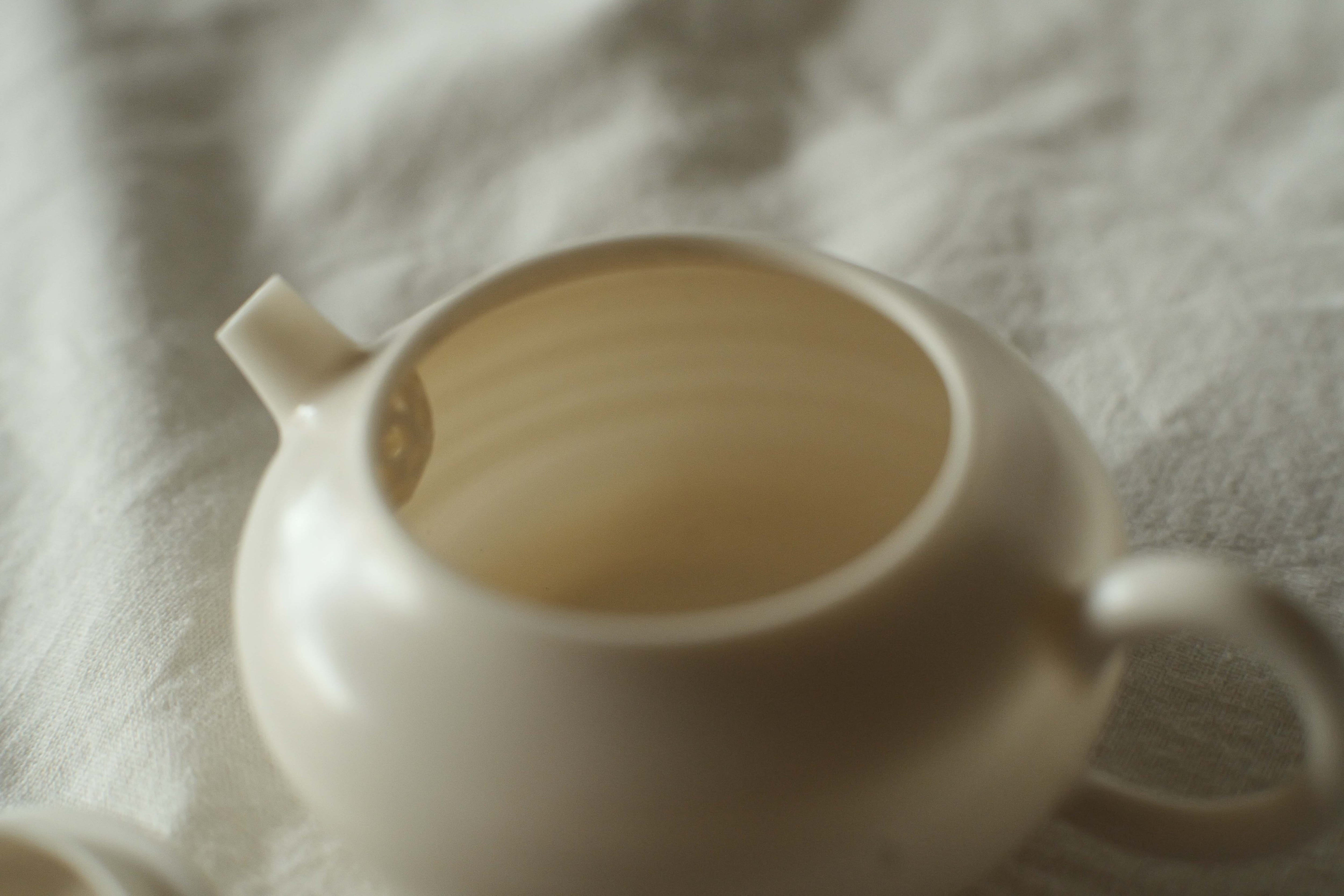 徳化薄胎薪窯白磁茶壺 長月黄（ろくろ引き/満水容量85cc） | 北白川糕糰店