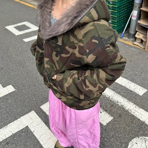 迷彩柄ボリュームファーフード付きブルゾンジャケット_LN03551